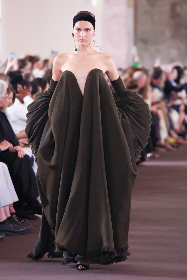 Schiaparelli : Runway - Paris Fashion Week - Haute Couture Fall/Winter 2023/2024