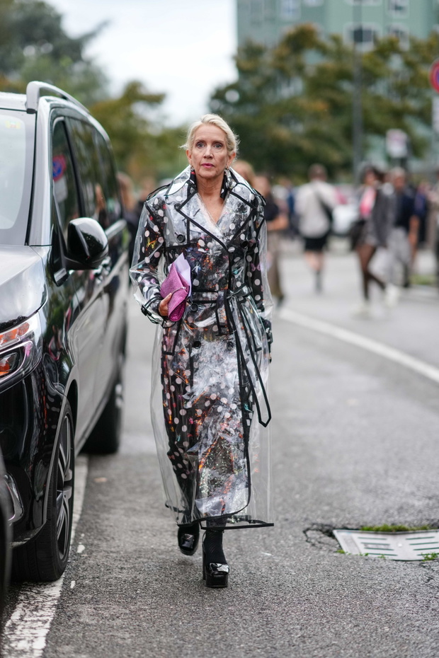 Street Style - Day 3 - Milan Fashion Week - Womenswear Spring/Summer 2024