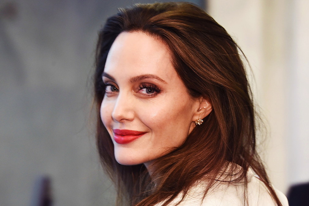 Angelina Jolie, uśmiechnięta aktorka świętuje trochę urodziny