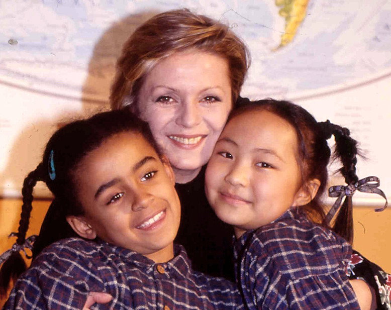 Gabriela Kownacka, Aleksandra Szwed, Misheel Jargalsajkhan, plan serialu „Rodzina zastępcza”, Warszawa, 1999 rok