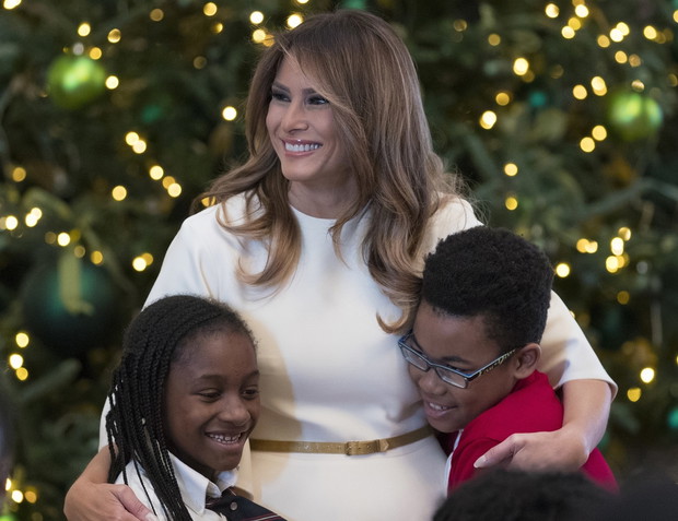 Melania Trump pokazuje udekorowany ?wi?tecznie Bia?y Dom