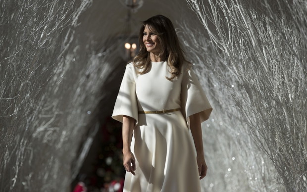 Melania Trump pokazuje udekorowany ?wi?tecznie Bia?y Dom