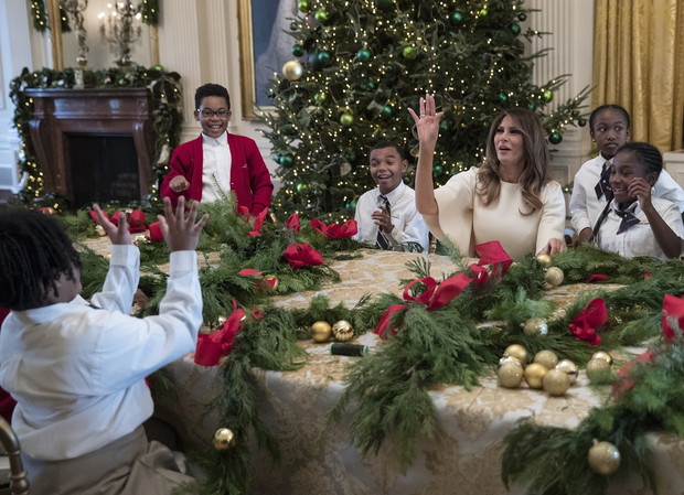 Melania Trump pokazuje udekorowany ?wi?tecznie Bia?y Dom