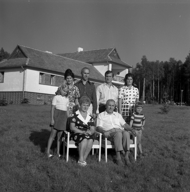Edward Gierek z rodzin¹ w Konewce ko³o Spa³y