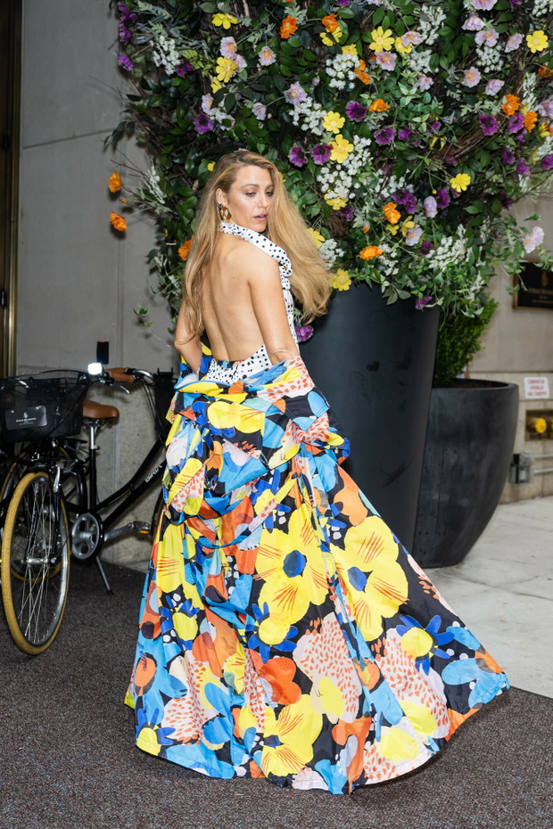 Blake Lively przed hotelem Four Seasons