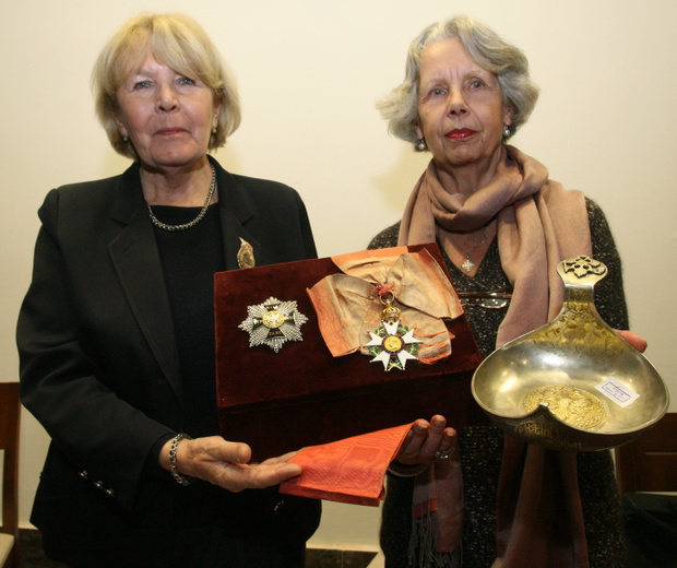 Kraków 2009-01-14. Dyrektor Muzeum Narodowego Zofia Gołubiew (L) i wiceprezes Fundacji Książąt Czartoryskich Maria Osterwa-Czekaj (P) z odzyskanymi przedmiotami.