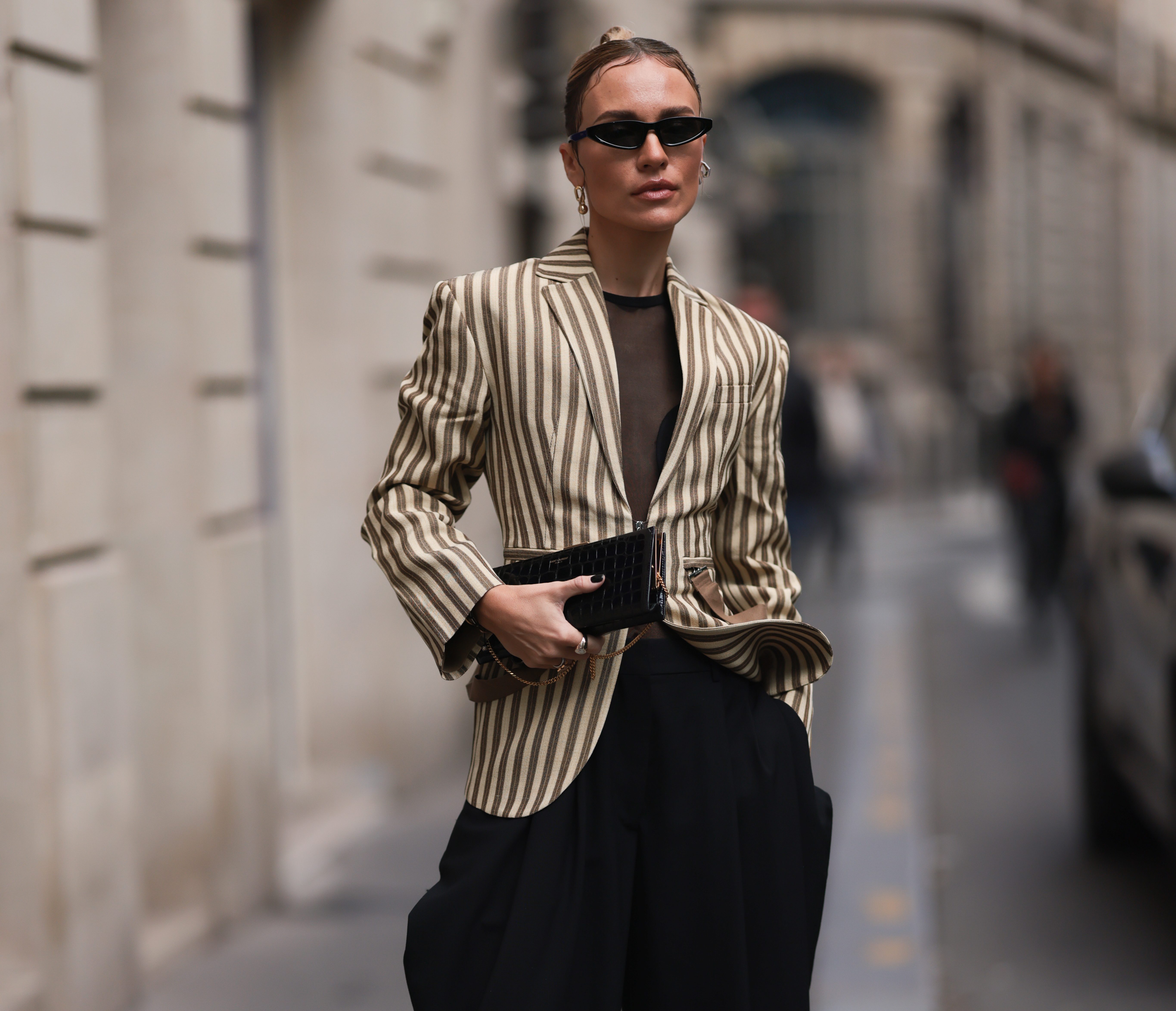 Street Style - Paris Fashion Week - Womenswear Spring/Summer 2023 : Day Four
