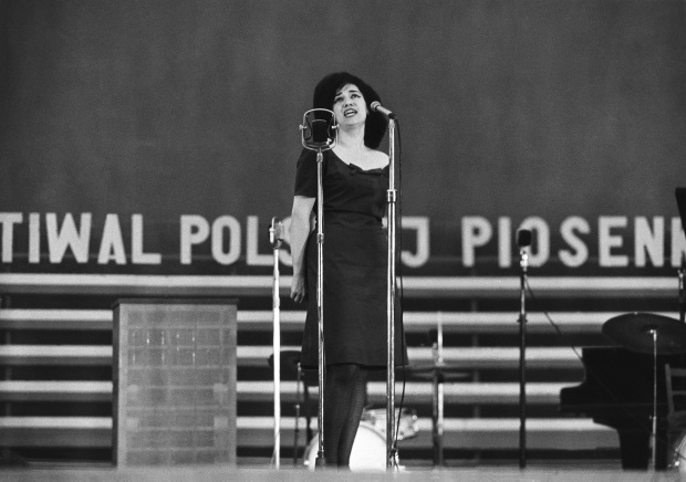Ewa Demarczyk, Opole, 1963 r. I Festiwal Polskiej Piosenki. (1941-), koncert finałowy.