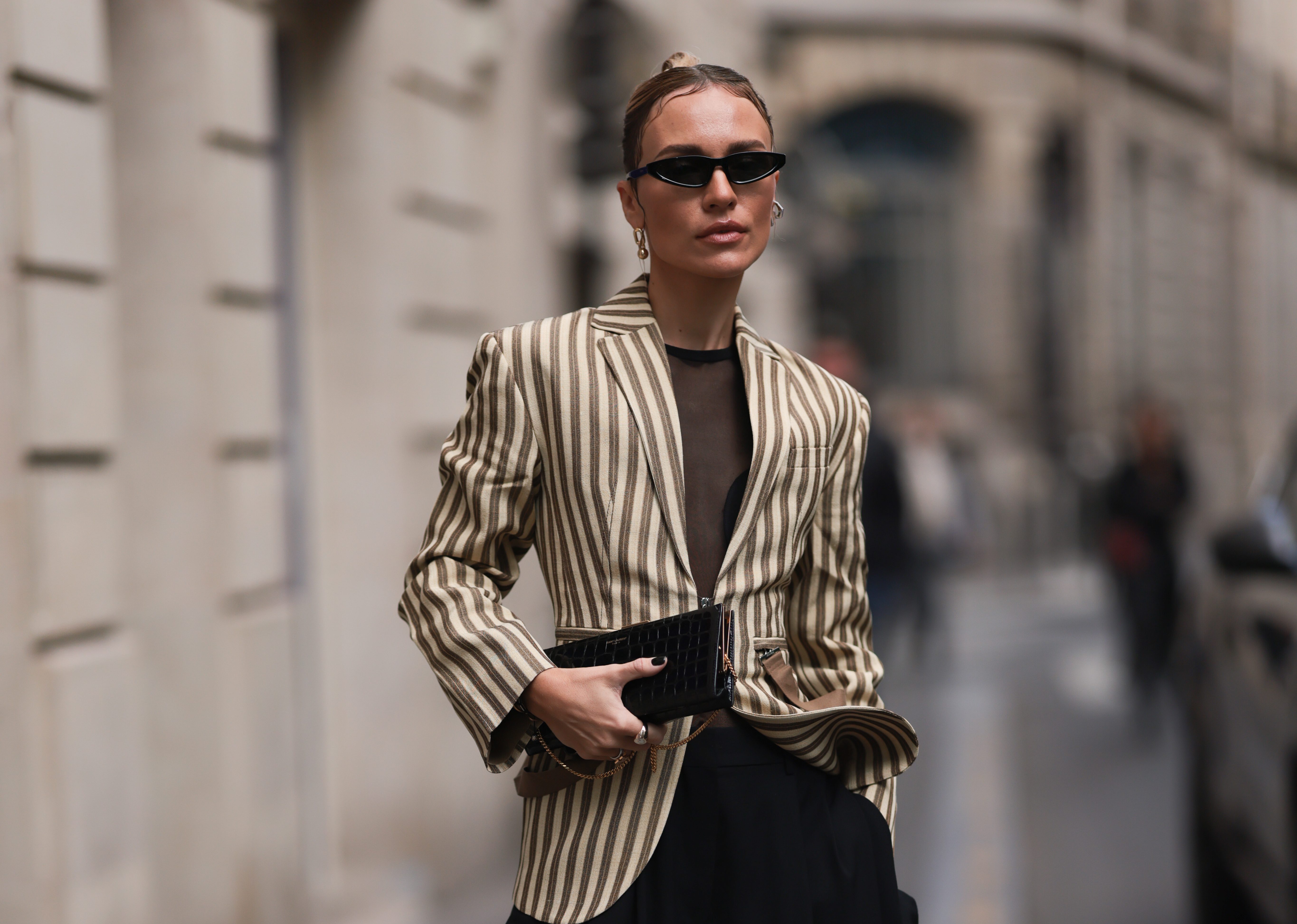 Street Style - Paris Fashion Week - Womenswear Spring/Summer 2023 : Day Four