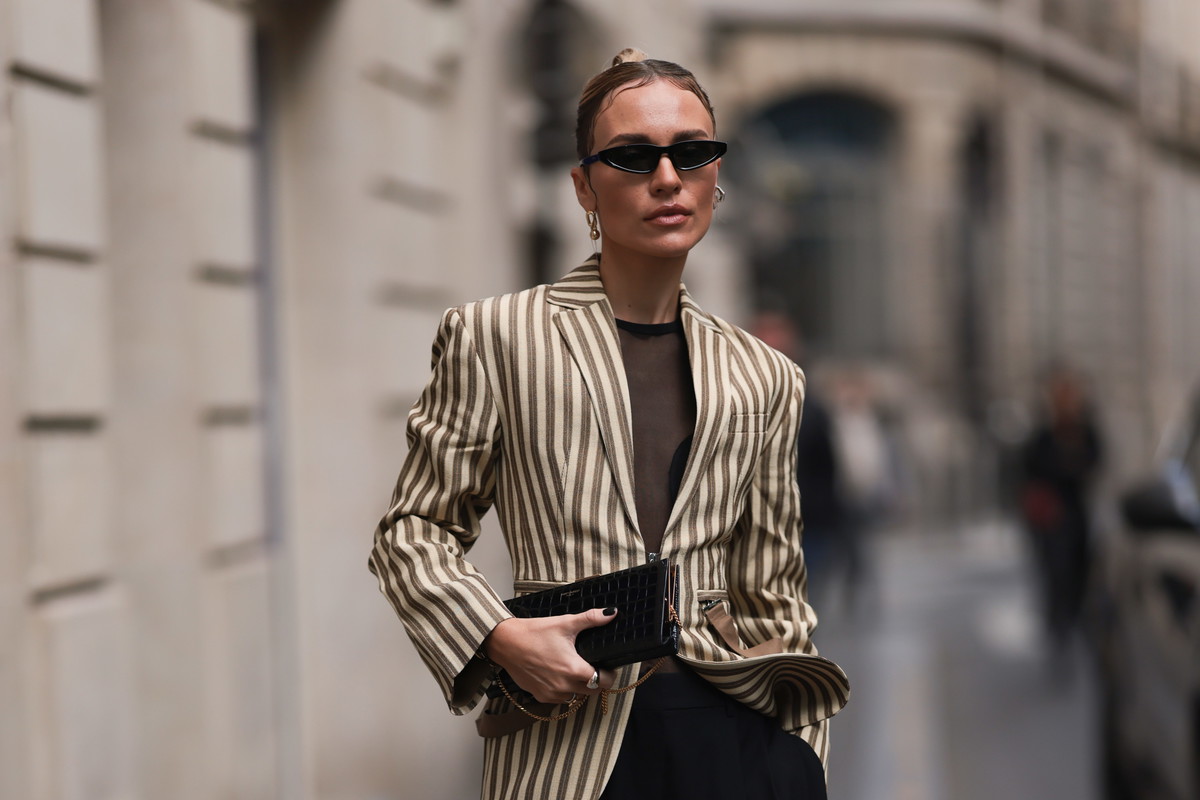 Street Style - Paris Fashion Week - Womenswear Spring/Summer 2023 : Day Four