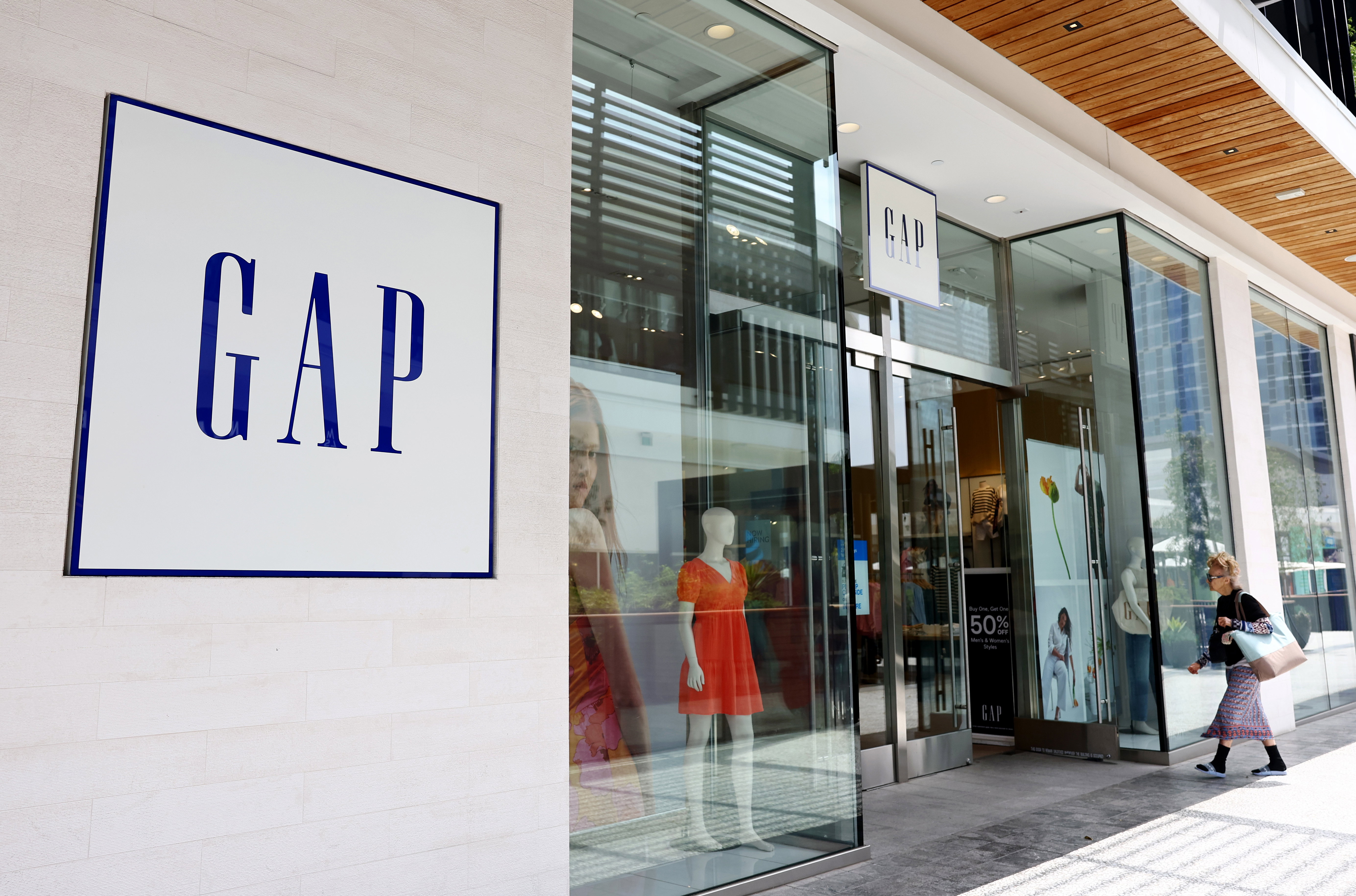 Gap To Layoff Hundreds Of Corporate Employees During Latest Round Of Cutbacks