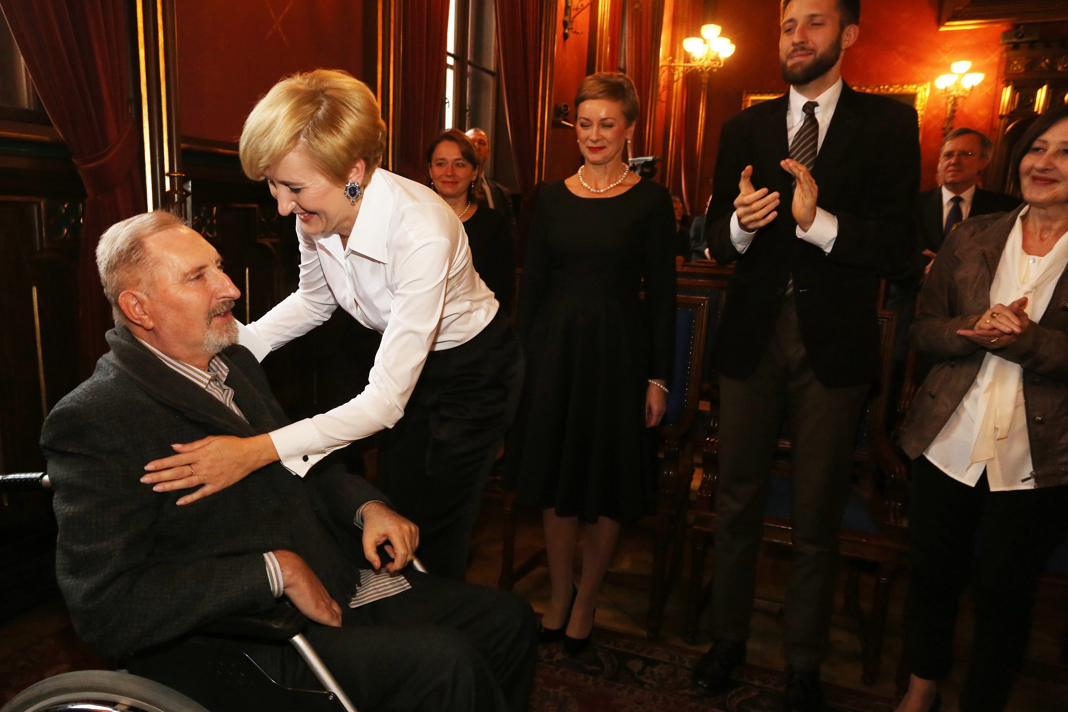 Julian Kornhauser otrzymuje Orla Jana Karskiego