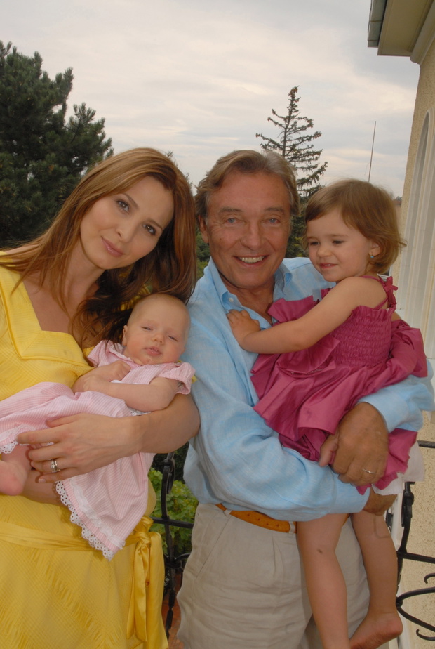 Karel Gott , , ) Ehefrau Ivana, Säugling Tochter Nelly Sofie (3. Monate), Tochter Ch