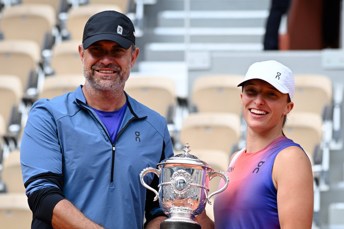 Iga Swiatek ( POL ) and Tomasz Wiktorowski ( coach ) celebrate with the trophy during the 2024 French Open at Roland Gar