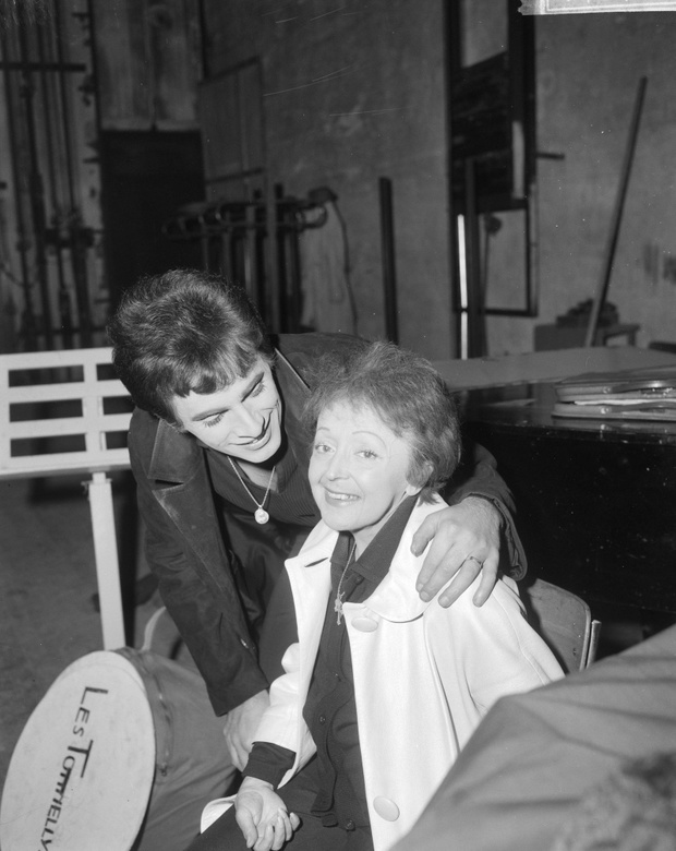 Edith Piaf and Theo Sarapo Date: December 13, 1962 Location: Rotterdam, Zuid-Holland Keywords: spouses, singers Personal name: Piaf, Edith, Sarapo, Theo