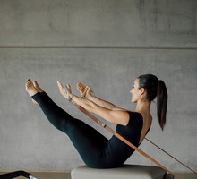 Pilates na reformerach kobieta