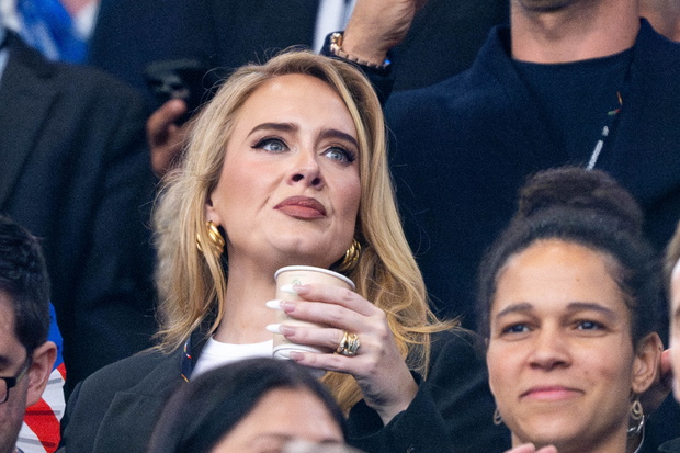Adele Laurie Blue Adkins (England, Saengerin, Musikerin) mit Kaffee auf der VIP Tribuene, GER, Netherlands (NED) vs Engl