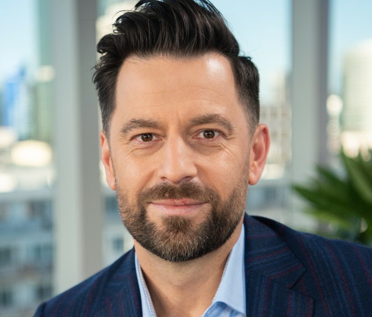 Robert Motyka, plan „Dzień Dobry TVN”, Warszawa, 02.12.2021 rok - jamnik