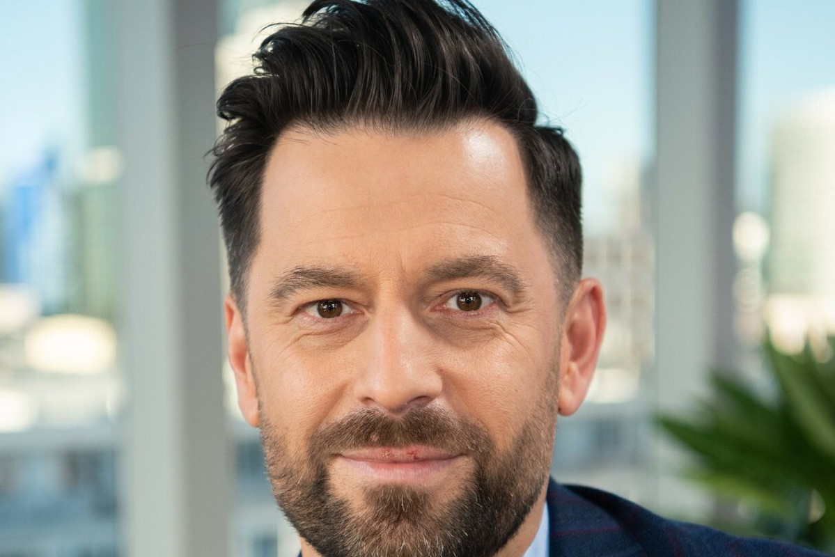 Robert Motyka, plan „Dzień Dobry TVN”, Warszawa, 02.12.2021 rok - jamnik