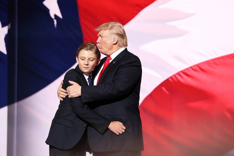 donald-trump-caluje-syna-barrona-389824-GALLERYBIG-9ddc0d3