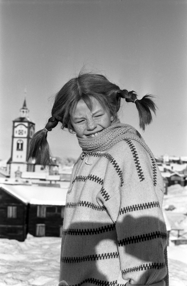 Roros March 1968 Recording the movie about Pippi Longstocking from the books by Astrid Lindgren. Pippi is played by Inger Nilsson. Here is Pippi overlooking Roros city. Photo: Aage Storlokken / Current / NTB