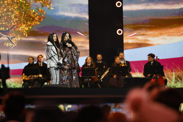 Kayah, Viki Gabor. Warszawa, 11.11.2024.  Narodowe Święto Niepodległości. Koncert "Wspólna Niepodległa" na placu przed Muzeum Historii Polski.