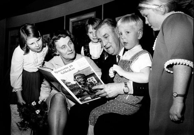 Oslo 19681202: The authors Alf Proysen and Astrid Lindgren together with children in the community center in Oslo. Photo: NTB / NTB
