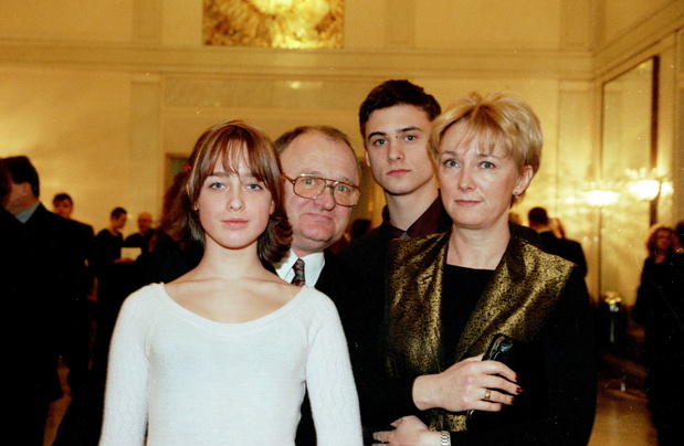 Maciej Damiecki z zona, corka Matylda Damiecka i synem Mateuszem Damieckim