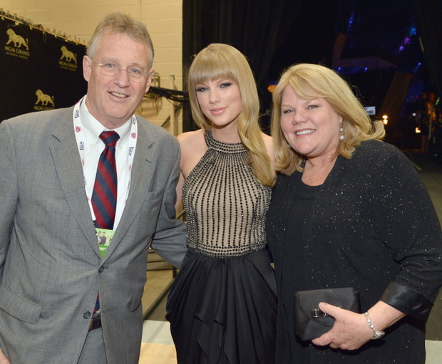 Taylor Swift, Andrea Swift, Scott Swift, mama, tata