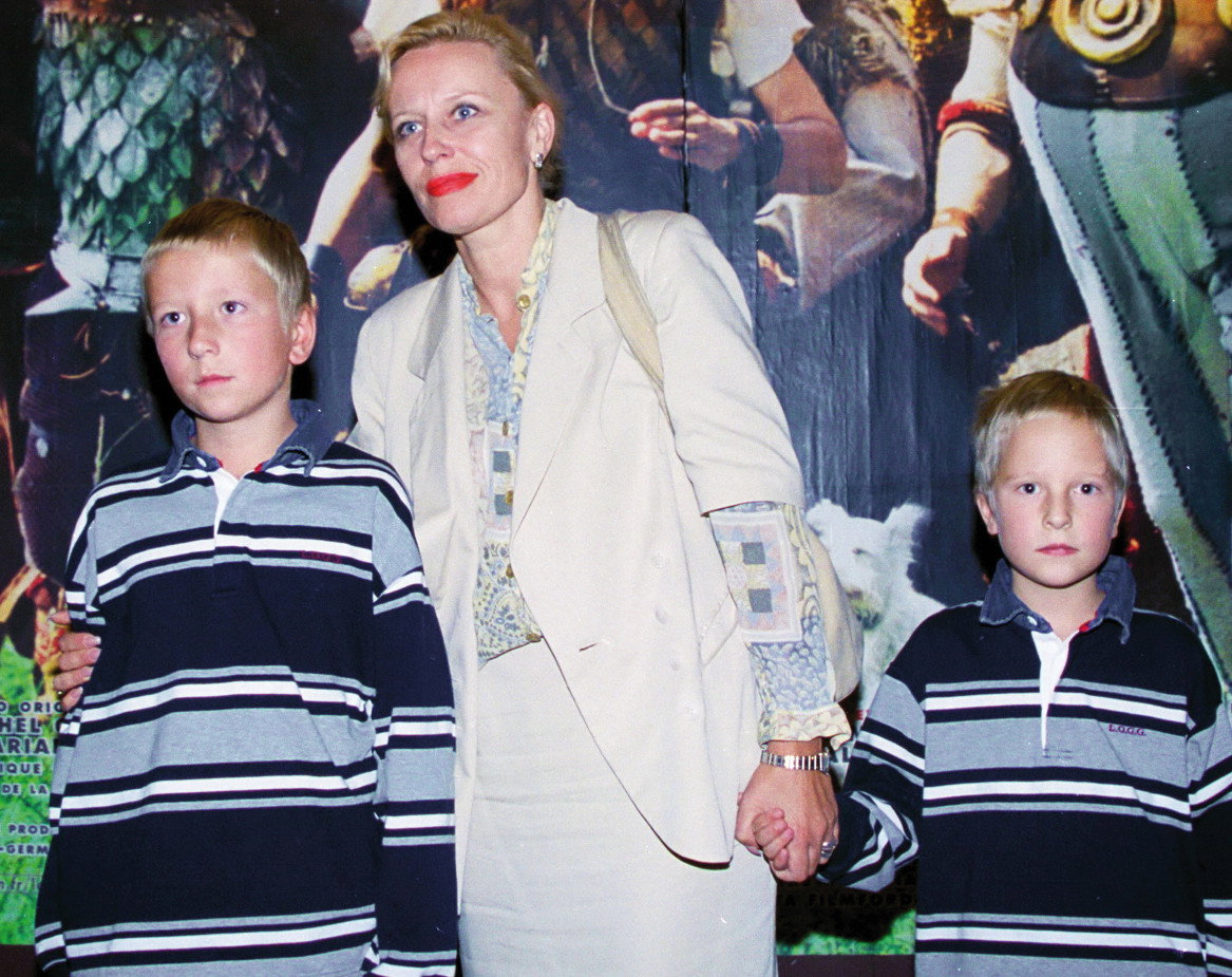 Krystyna Janda z synami - premiera filmu "Asterix i Obelix" 09.1999.