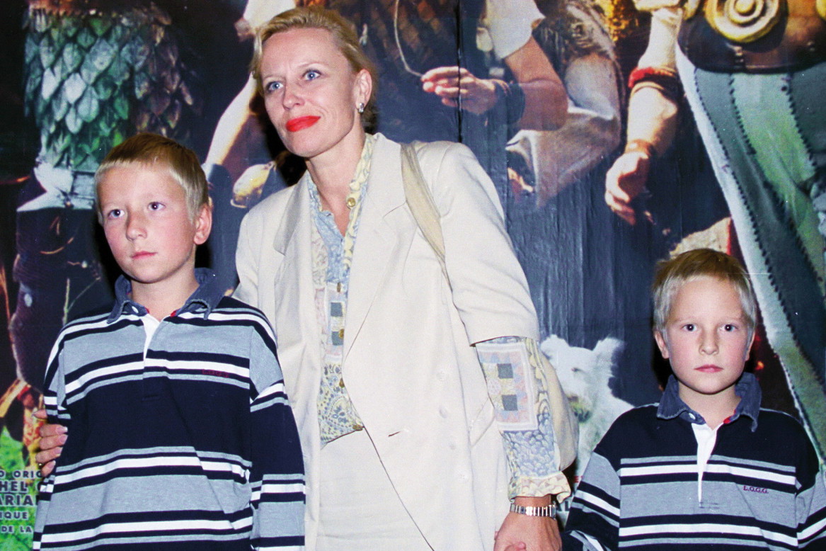 Krystyna Janda z synami - premiera filmu "Asterix i Obelix" 09.1999.