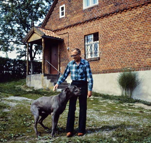 Zbigniew Nienacki i pies Prot, 1977