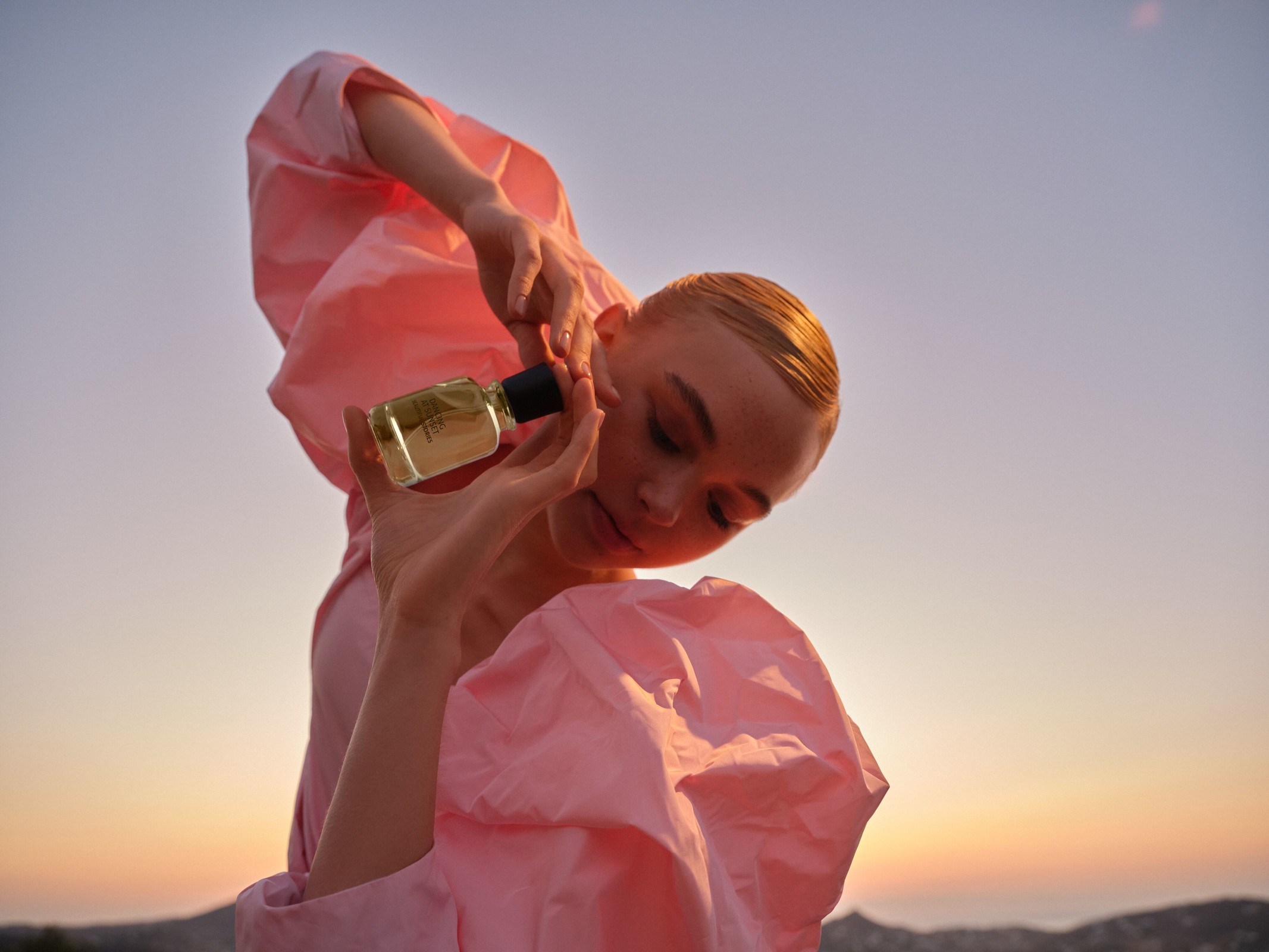 OTWARCIE 1 web rendition-fragrance-beautyvisual-douglas-beautiful-stories-dancing-at-sunset-2-0226 (1) (1) (1)