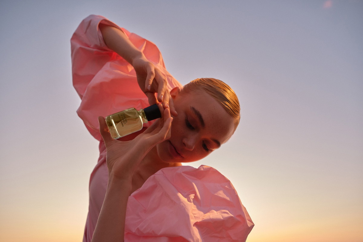 OTWARCIE 1 web rendition-fragrance-beautyvisual-douglas-beautiful-stories-dancing-at-sunset-2-0226 (1) (1) (1)