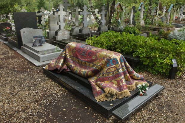 Grave of Russian ballet dancer Rudolf Nureyev at the Russian Cemetery in Sainte-Genevieve-des-Bois (Cimetiere russe de Sainte-Genevieve-des-Bois) near Paris, France.