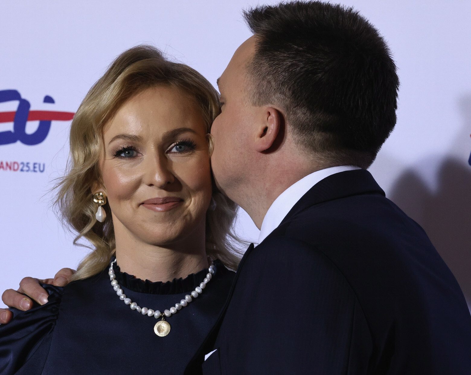Szymon Hołownia, żona Urszula Brzezińska-Hołownia, gala otwarcia polskiej prezydencji w Radzie Unii Europejskiej, Warszawa, 03.01.2025 r. - jamnik
