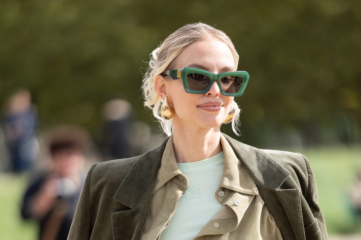 Street Style - Paris Fashion Week - Womenswear Spring/Summer 2025 - Day Five
