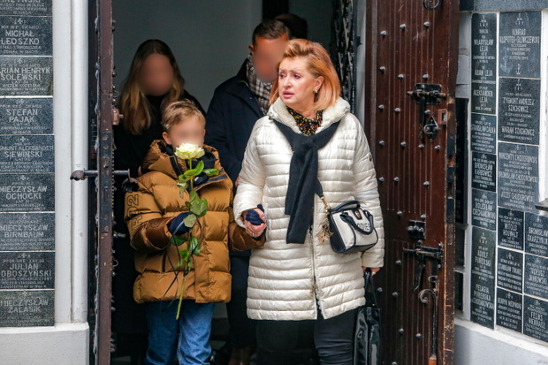 Pogrzeb Eweliny Ślotały. Mama Eweliny Ślotały oraz jej 9-letni synek