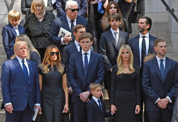 Donald Trump, Melania Trump, Barron Trump, Jared Kushner, Kimberly Guilfoyle, Ivanka Trump, Donald Trump, Jr., i Eric Trump. 20.07.2022 rok.