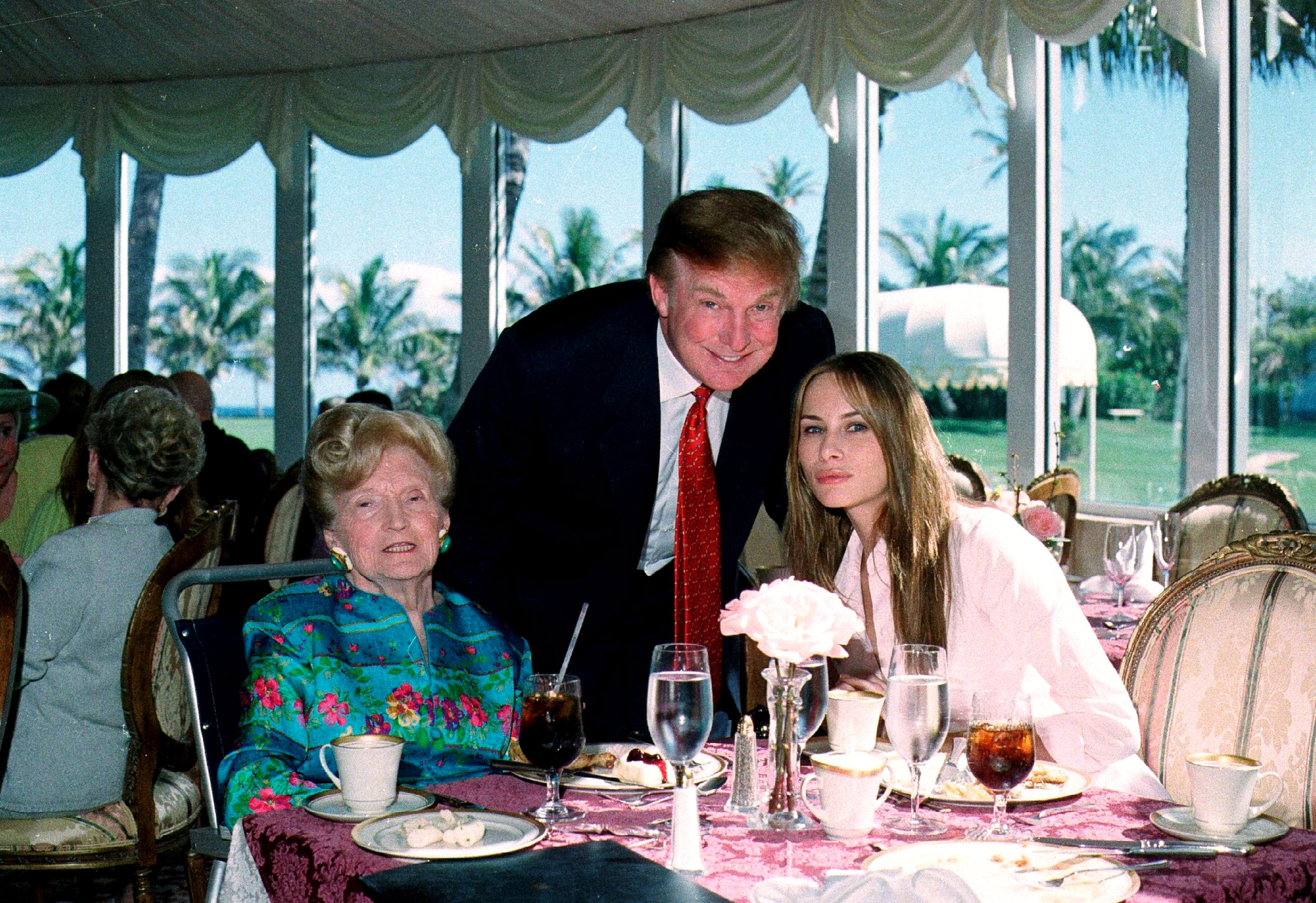 Donald Trump z Melanią Trump i jego mamą — Mary Trump. 2000 rok