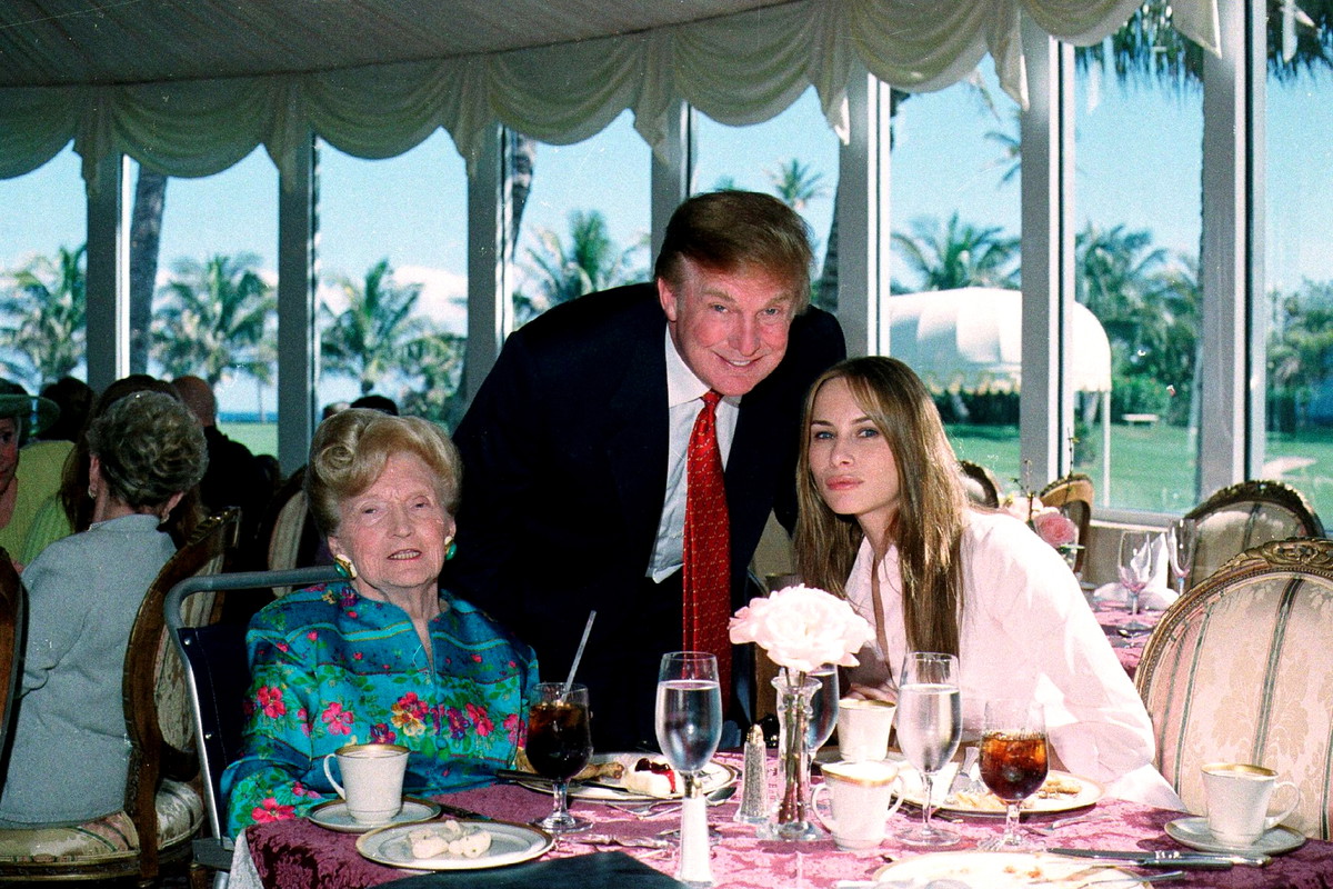 Donald Trump z Melanią Trump i jego mamą — Mary Trump. 2000 rok