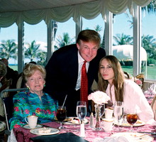 Donald Trump z Melanią Trump i jego mamą — Mary Trump. 2000 rok