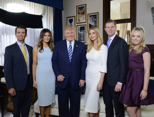 Donald Trump z rodziną: DONALD TRUMP JR., MELANIA TRUMP, DONALD TRUMP, IVANKA TRUMP, ERIC TRUMP, TIFFANY TRUMP. 26.10.2016 rok