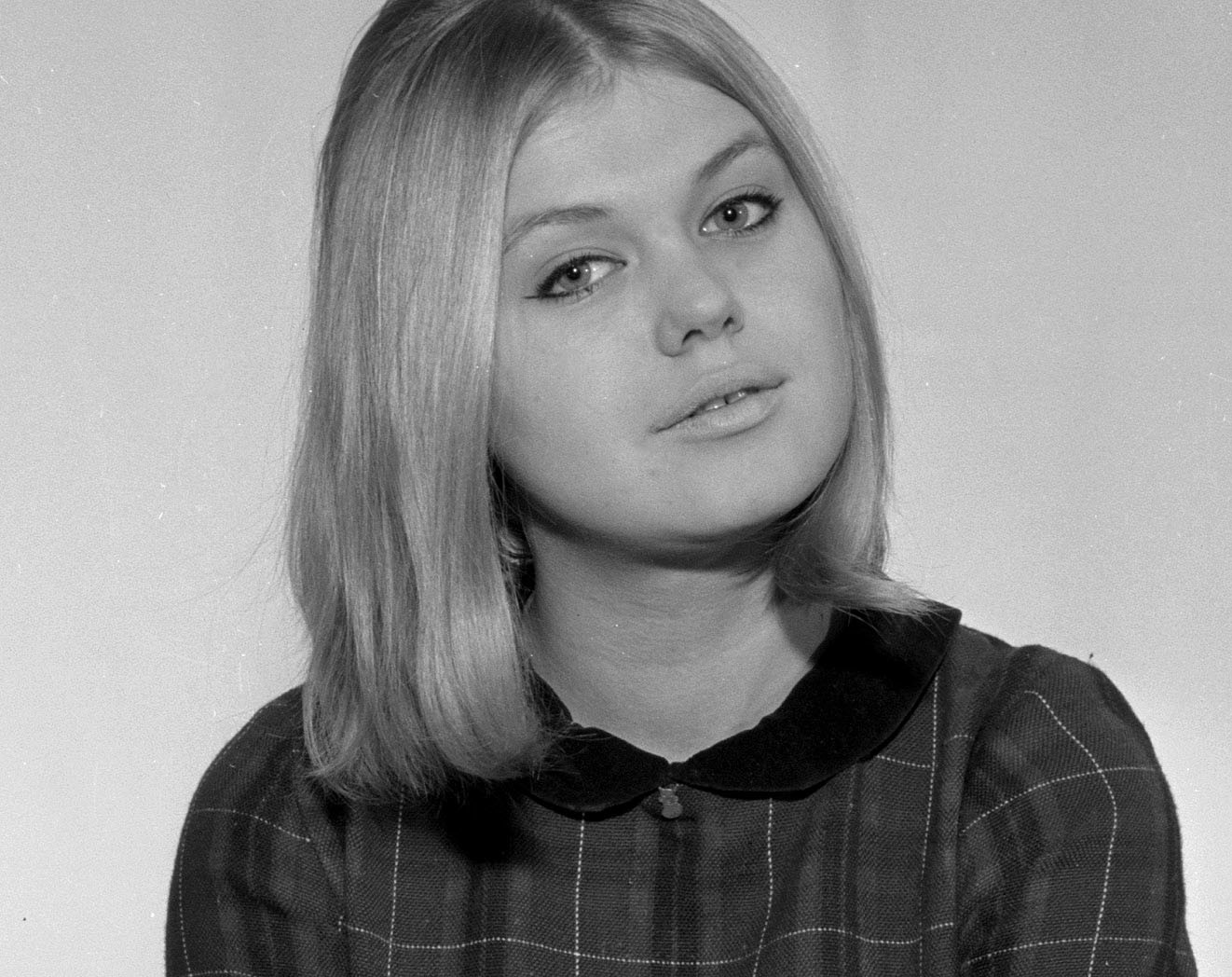 Warszawa, 1967 r. Elżbieta Góralczyk, aktorka, Anula w serialu „Wojna domowa”