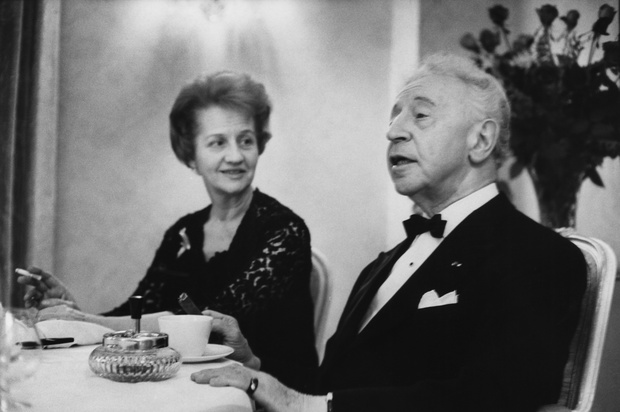 Arthur Rubenstein at home with wife and guests