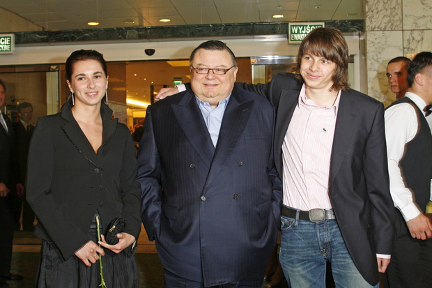 Wojciech Mann z zona i synem