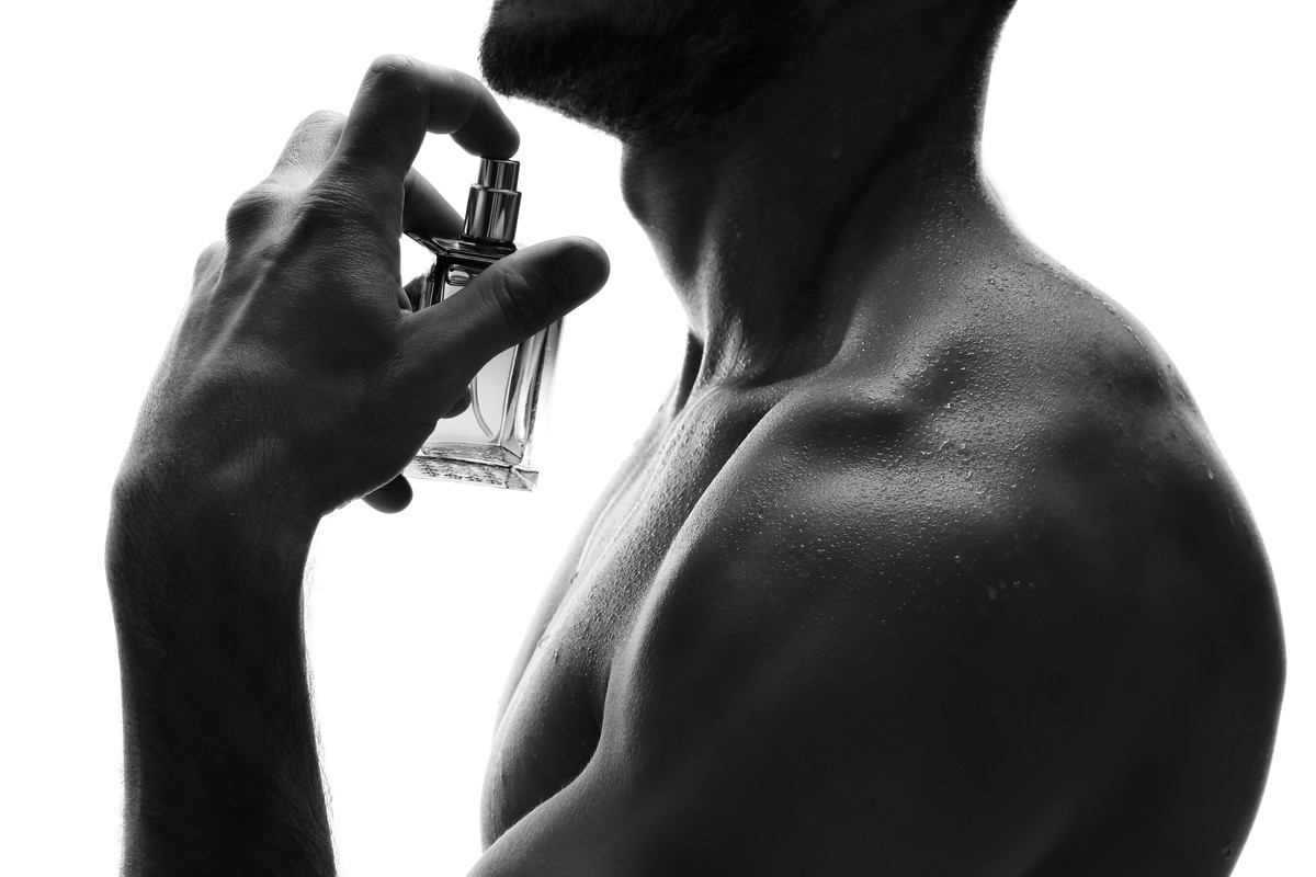 Mężczyzna z butelką perfum