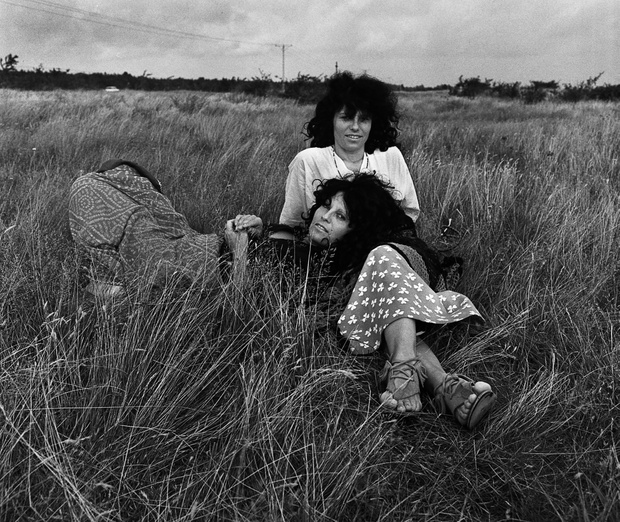 07 1973 Chałupy - Alicja i Bożena Wahl - artystki, malarki, scenografki, właścicielki jednej z pierwszych prywatnych galerii sztuki w Warszawie, znane postacie świata kultury w PRL NIE UŻYWAĆ PONOWNIE