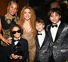 Alicia Keys i Shakira z dziećmi, Grammy 2025