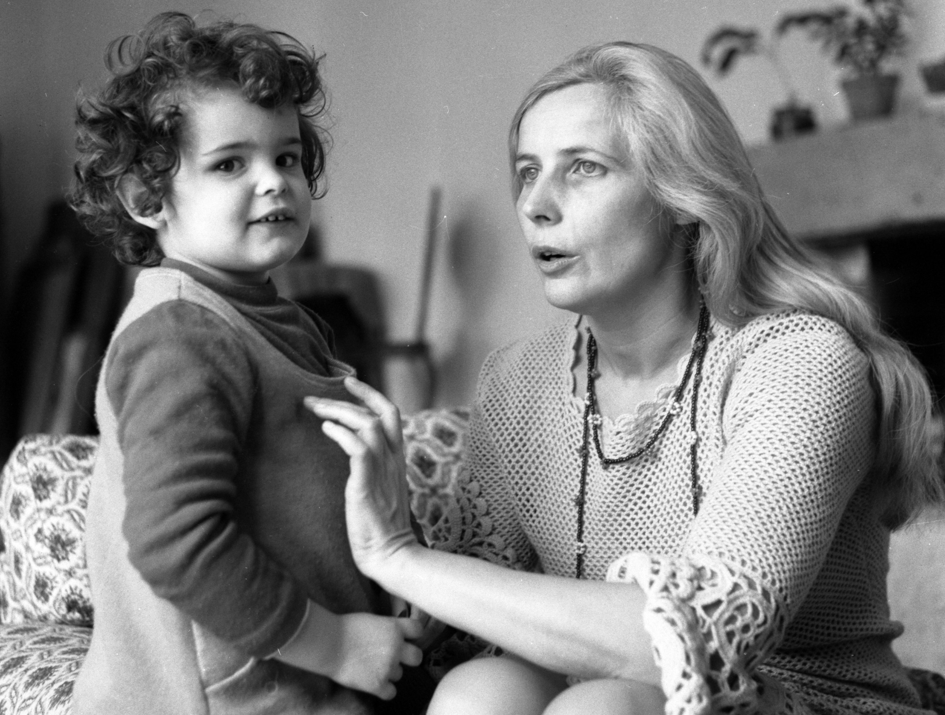 Agnieszka Osiecka i jej córka Agata Passent w mieszkaniu poetki. Warszawa, 1976 rok - jamnik